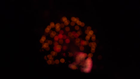 fuegos artificiales rojos, verdes y dorados con bokeh y efecto óptico. fondo de vacaciones