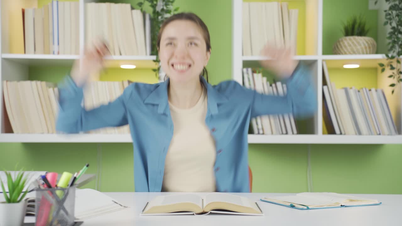 기 ⁇ 하는 아시아의 젊은 여성 학생.