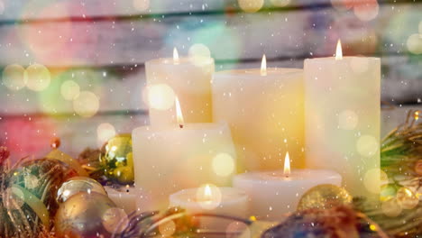 velas y decoración navideña combinadas con la nieve que cae