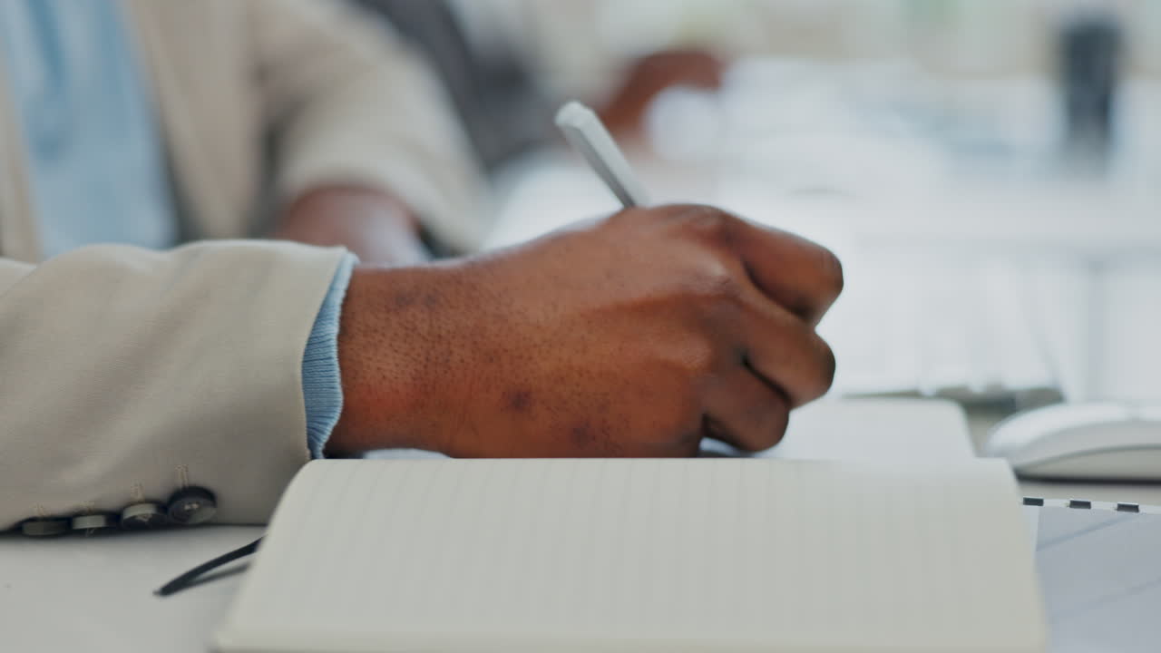 Professionista, mani che digitano e scrivono