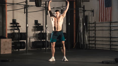 entrenamiento de levantamiento de pesas en el gimnasio