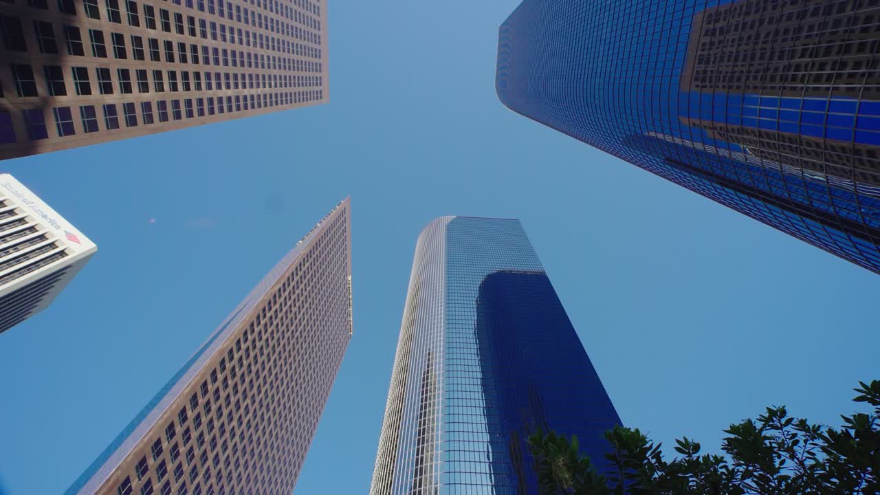 concepto de negocios y finanzas, mirando hacia la arquitectura de edificios de oficinas en el distrito financiero