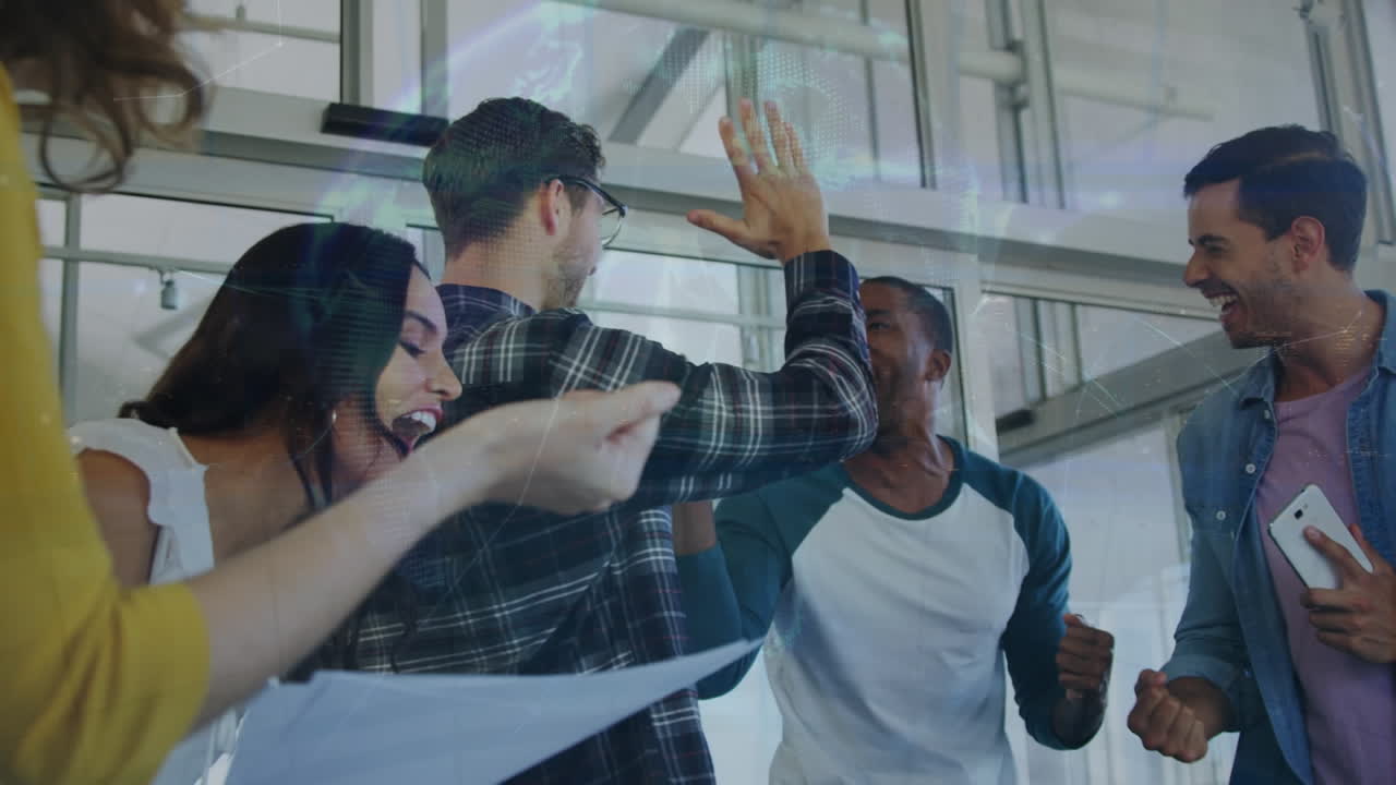 animación del globo sobre diversas personas de negocios en la oficina