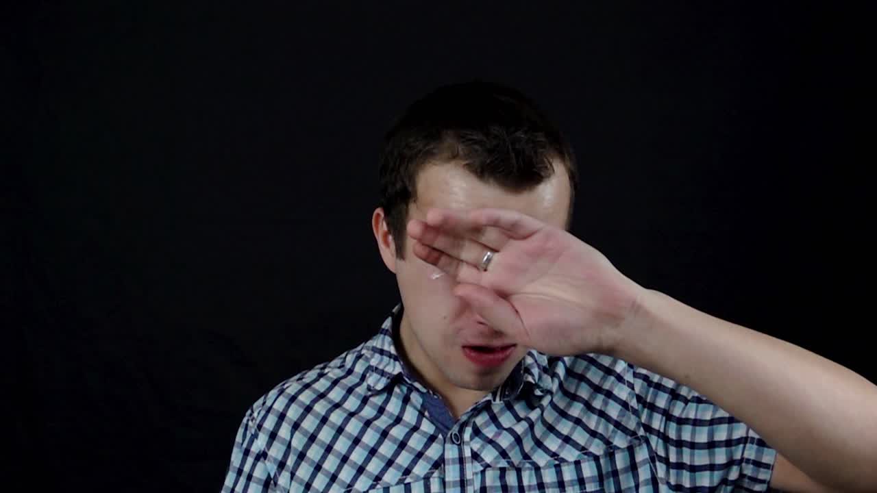 남자가 불편을 겪고 있습니다.