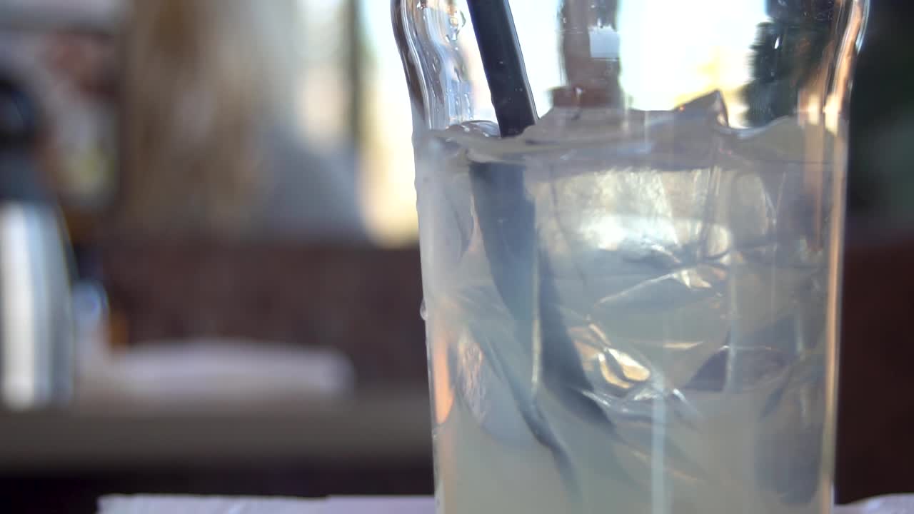 revuelva el jugo y bébalo