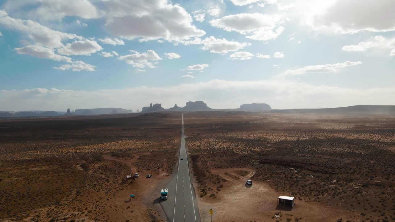 vista de drones a lo largo de la famosa carretera soleada del desierto estadounidense en monuments valley en arizona y utah, forrest gump point en abril