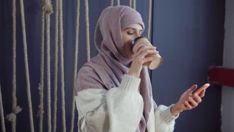 mujer usando el teléfono en un café