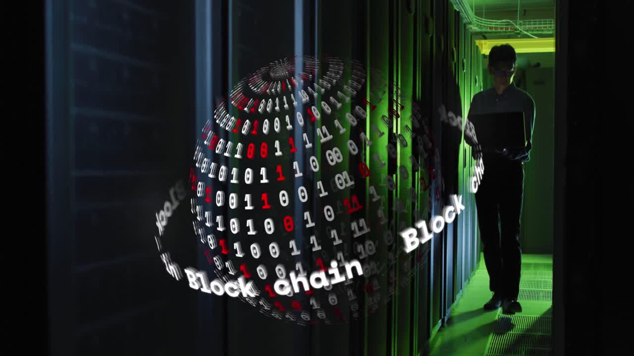 기술자는 컴퓨터 서버를 확인하기 위해 노트북을 사용하고 있습니다.