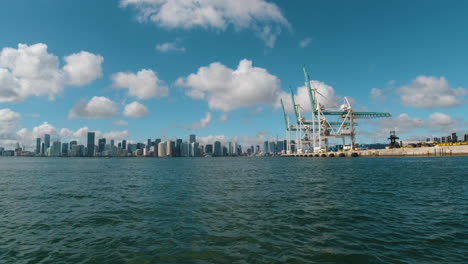 Blick-Auf-Den-Kreuzfahrtterminal-Von-Port-Miami-Von-Einem-Schnell-Fahrenden-Boot-Aus-An-Einem-Sonnigen-Tag