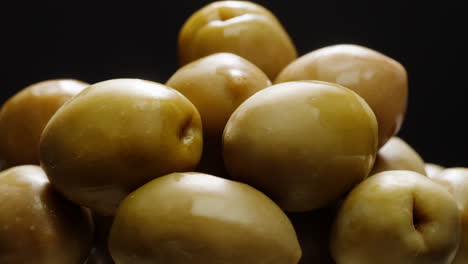 aceitunas verdes redondas en vinagre de grecia como fondo, vista de arriba. imágenes de alta calidad en 4k