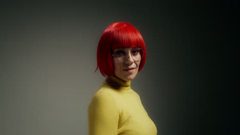 mujer de cabello rojo y suéter amarillo