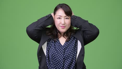 성숙하고 아름다운 아시아 사업가 여성이 귀를 는 세 지혜로운 원이 개념