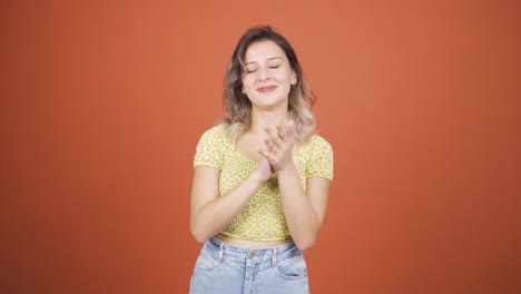 Mujer-Joven-Aplaudiendo-Con-Entusiasmo-A-La-Cámara.