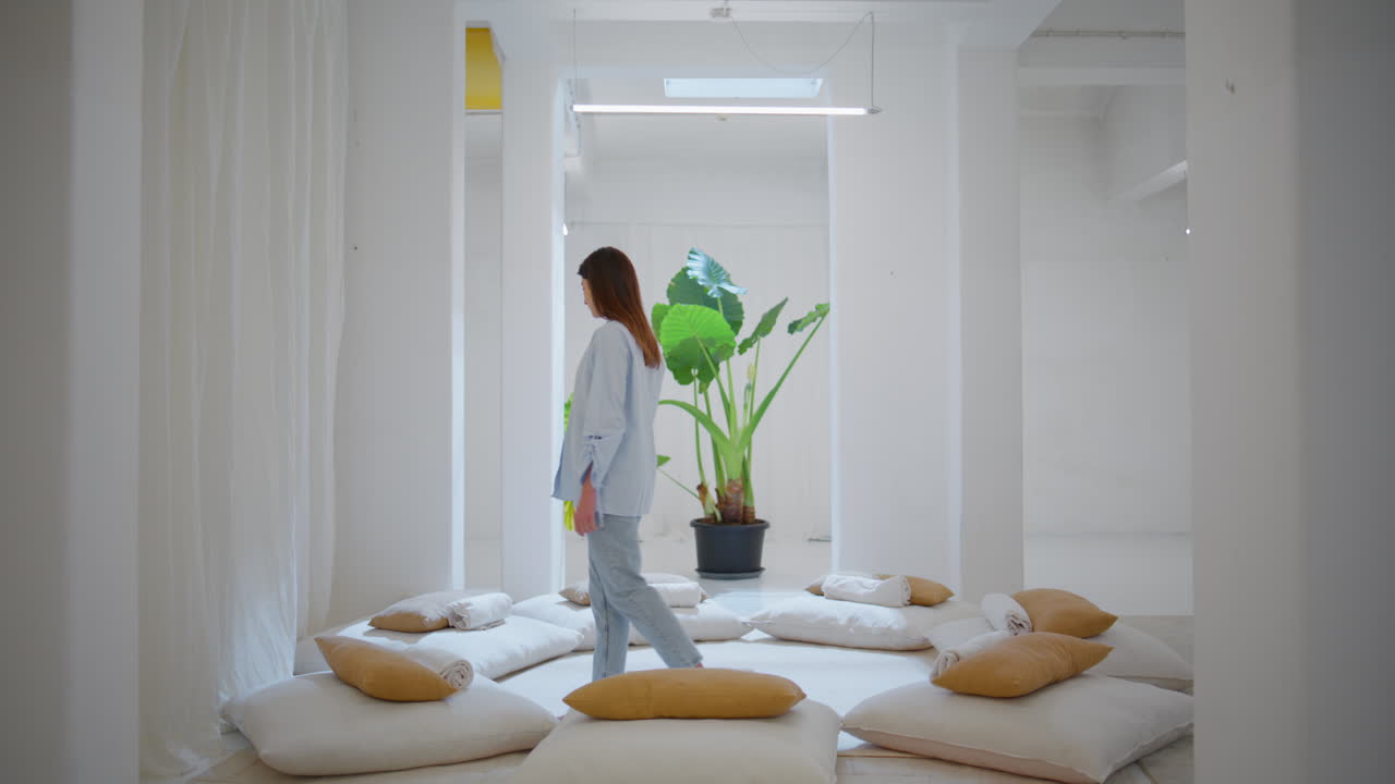 Garota calma dançando na sala em estúdio relaxante. Mulher tranquila desfrutando de um dia despreocupado