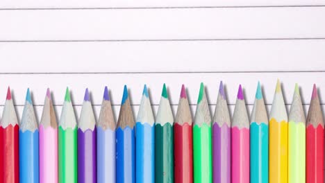 animación de lápices de colores contra el papel de línea blanca