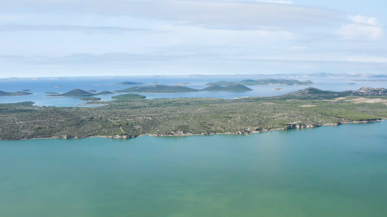 크로아티아의 vransko 호수와 풍경의 공중 전망 - 드론 샷