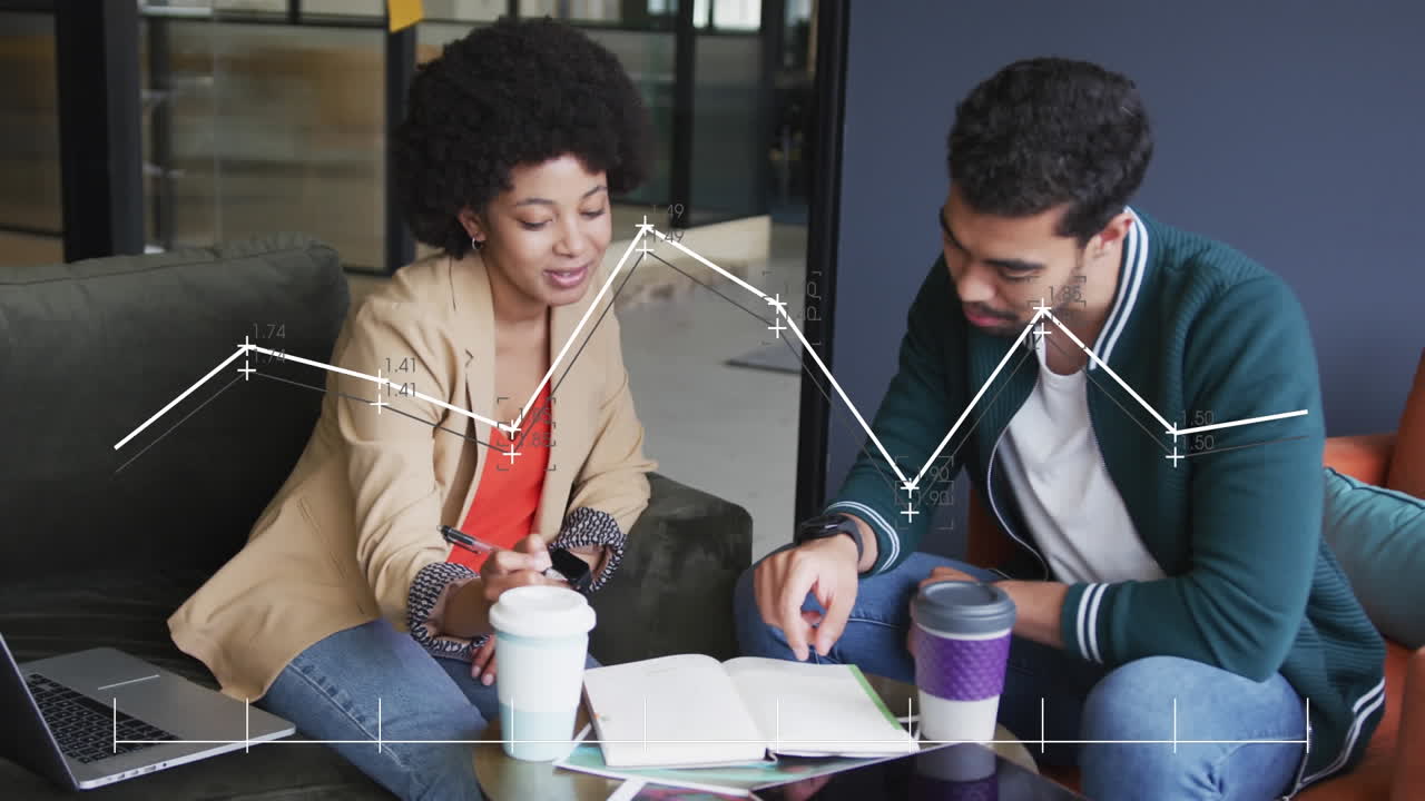 animación del procesamiento de datos sobre diversas personas de negocios en la oficina