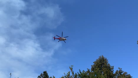 helicóptero de fuego que cae agua en el fuego