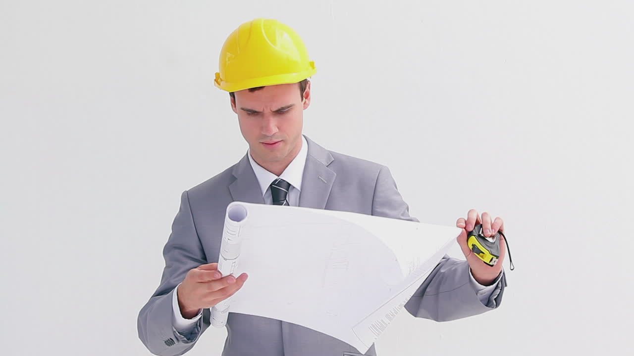 arquitecto serio leyendo planos