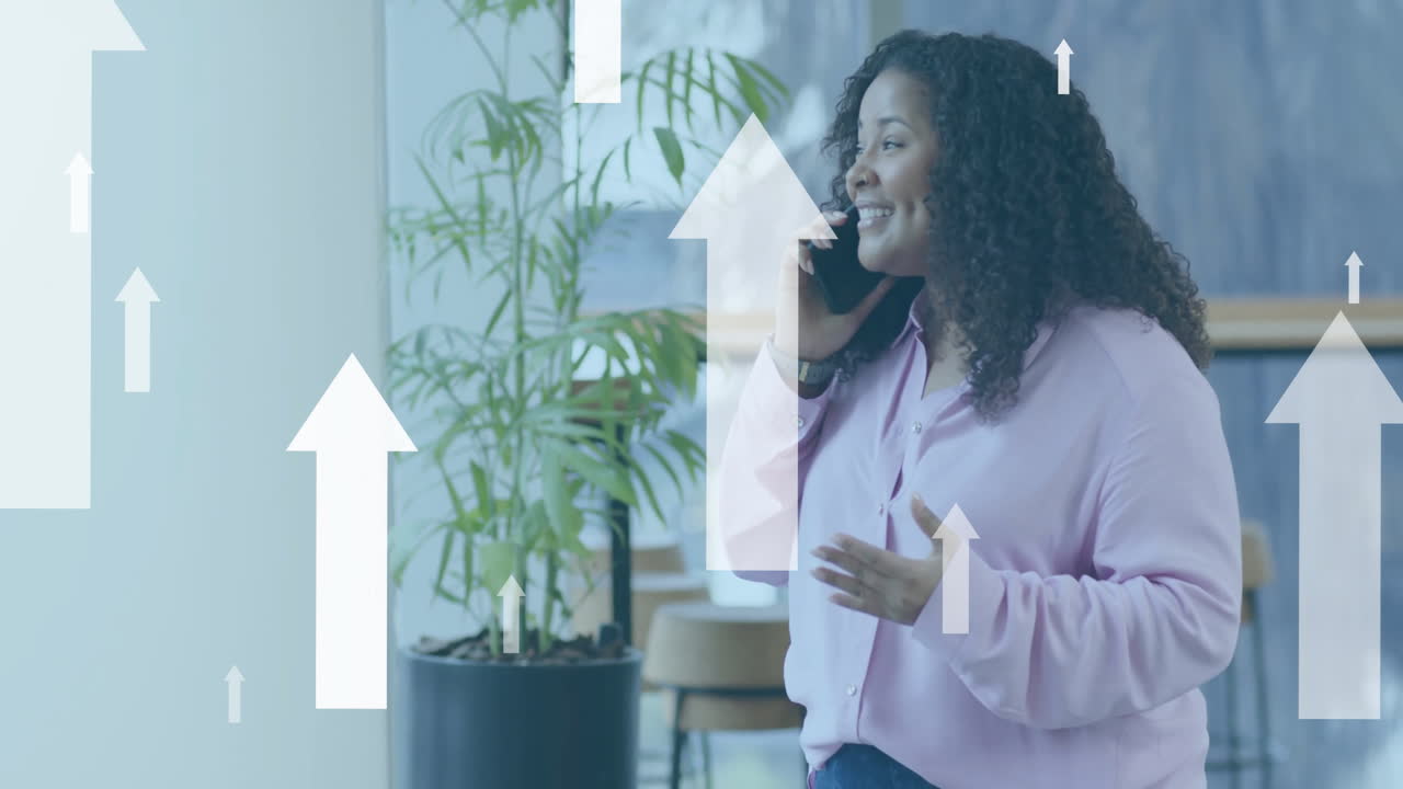 animación del procesamiento de datos financieros sobre una mujer de negocios biracial en la oficina