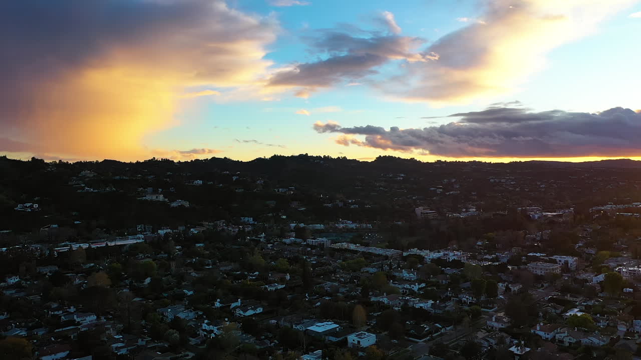 Letecký panoramatický záběr domů v údolí San Fernando, západ slunce v Los Angeles