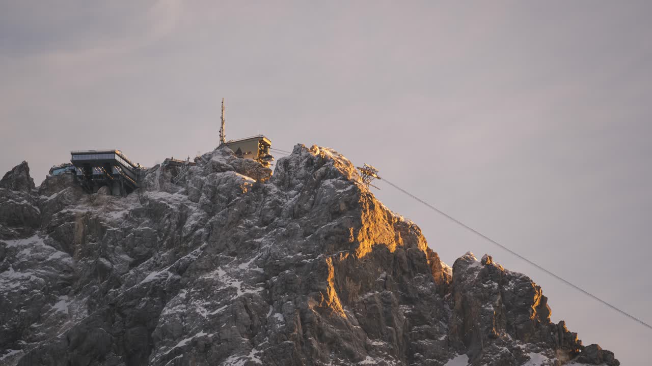 알펜글로우의 타임랩스 마운틴 스테이션 zugspitze