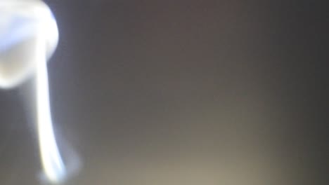 humo blanco flotando lentamente a través del espacio contra la oscuridad, el humo atmosférico, el efecto de niebla