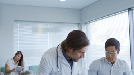 profesional médico en el trabajo