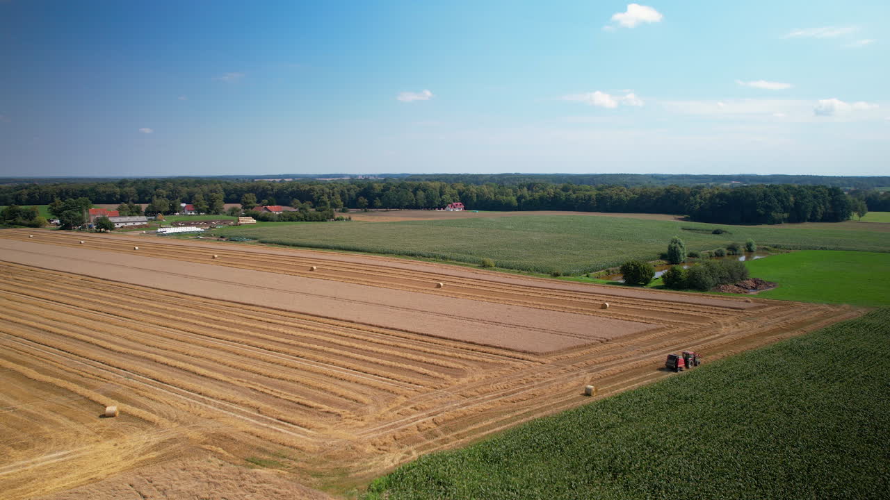 Luftaufnahme eines Traktors bei der Erntearbeit auf landwirtschaftlichem Nutzland.