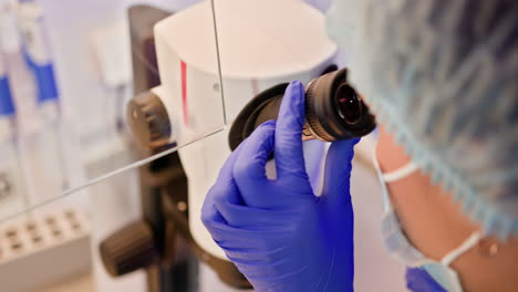 científico usando un microscopio en un entorno de laboratorio