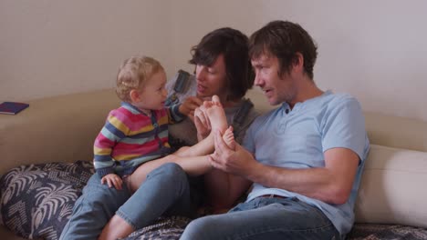 familia caucásica divirtiéndose en la sala de estar en casa