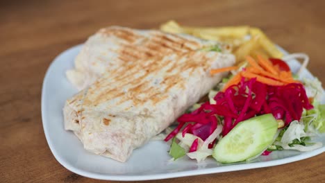 delicioso envoltorio turco con ensalada y papas fritas