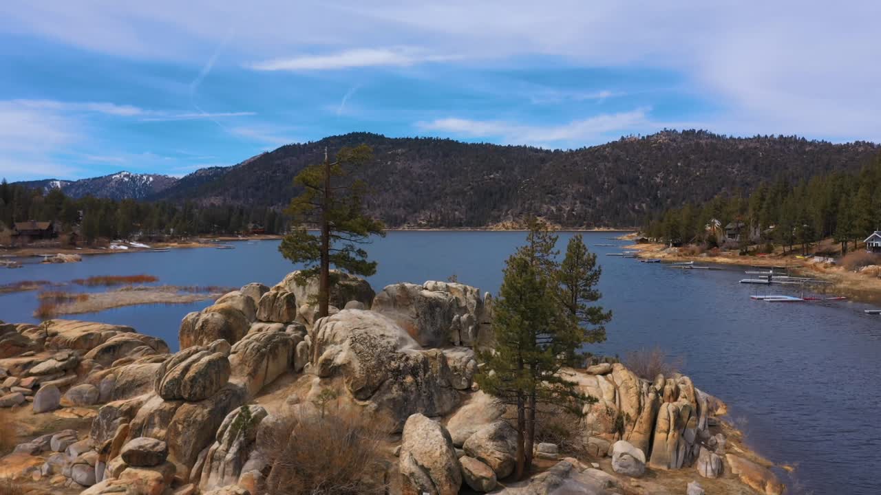 Sorvolo del lago a Big Bear, California