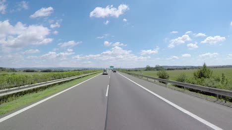 Timelapse-Coche-Conduciendo-Por-La-Autopista