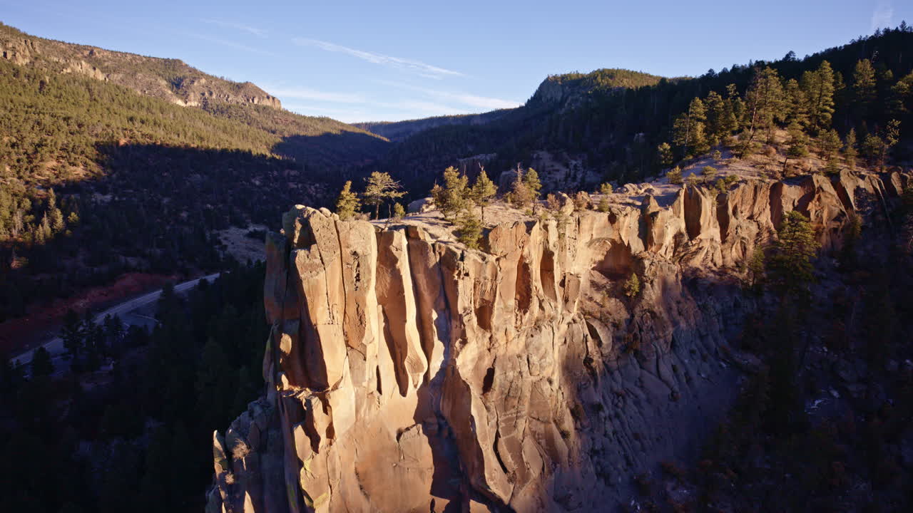 Riprese aeree di affioramenti rocciosi frastagliati e valli di canyon vicino a Los Alamos