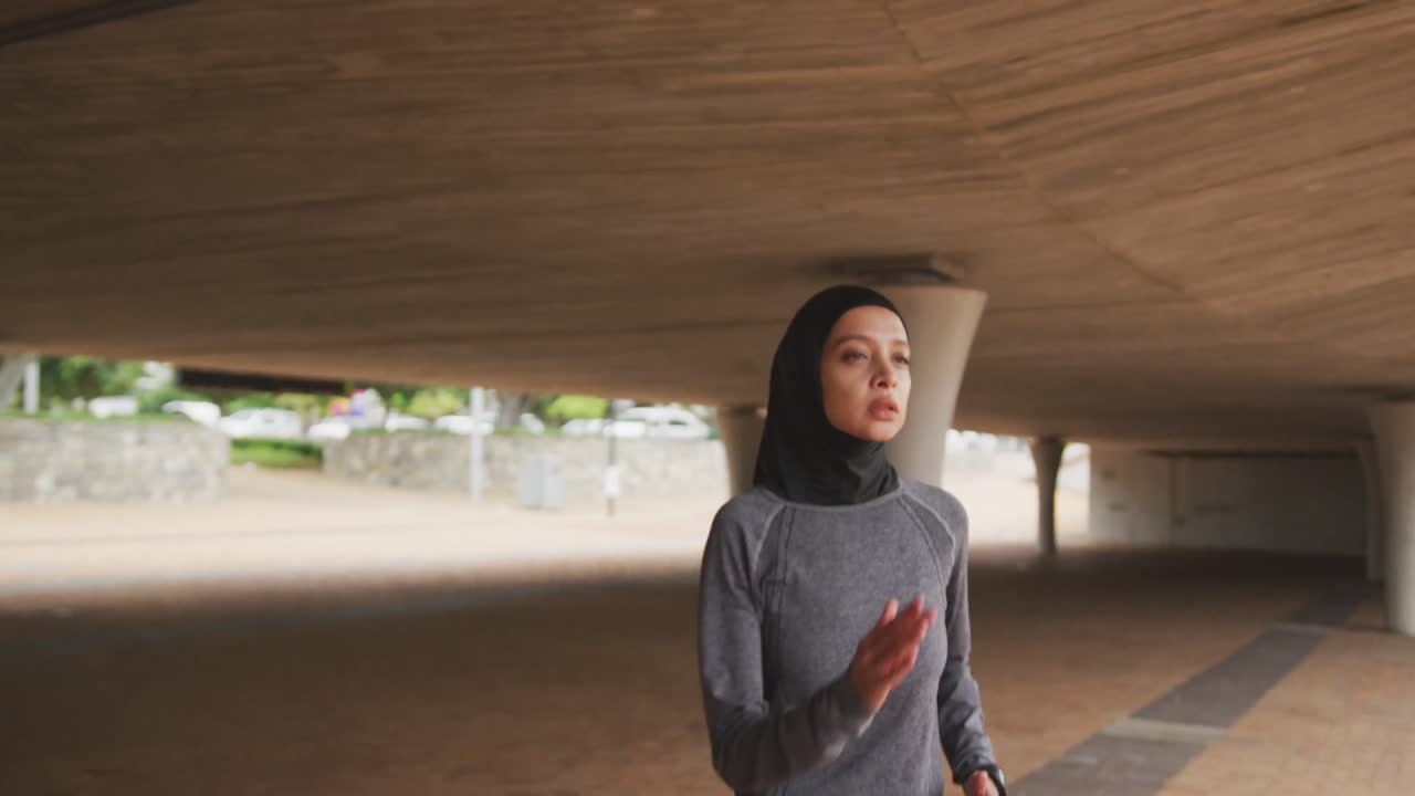 vrouw met een hijab loopt