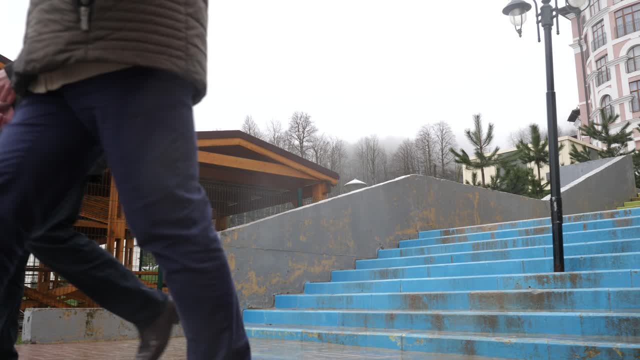 두 남자가 계단을 올라가고 있다.