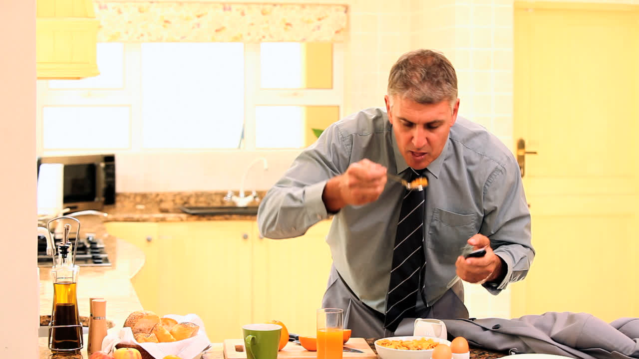 남자 는 일 에 서두르기 전 에 입 을 잡고 벨트 를 단단 히 고 있다