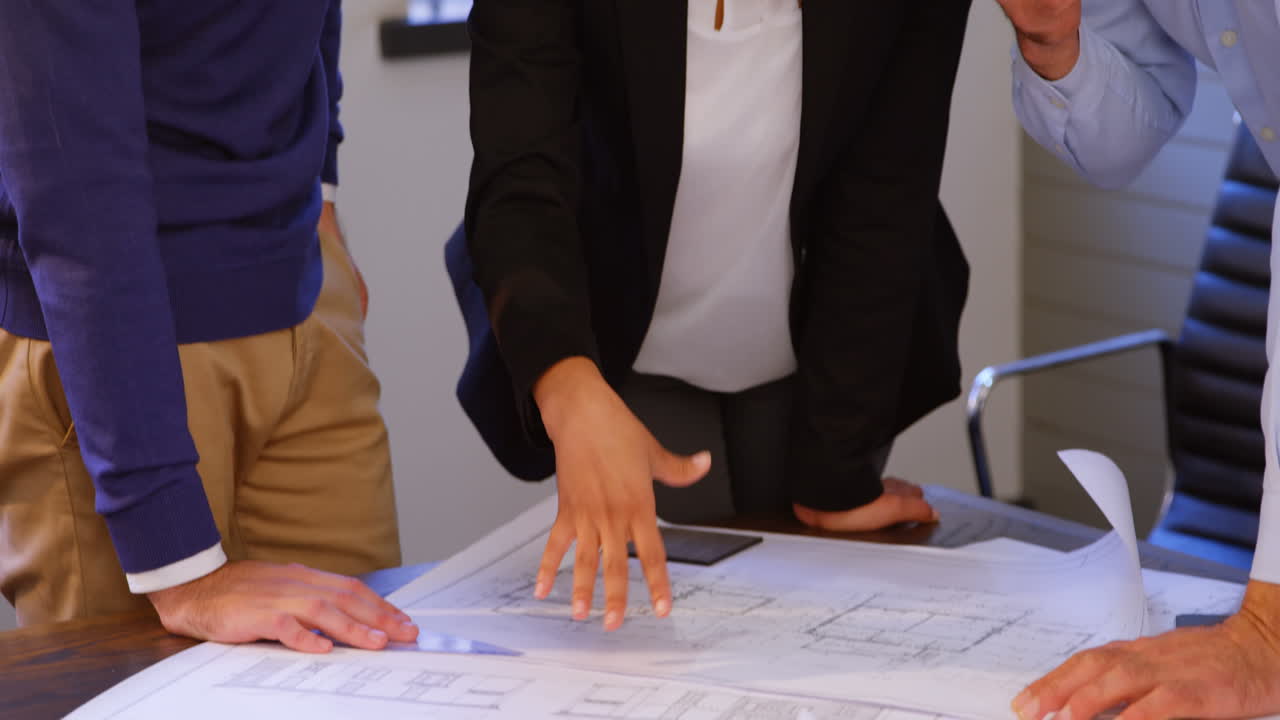 ejecutivos discutiendo sobre el proyecto en la sala de conferencias 4k