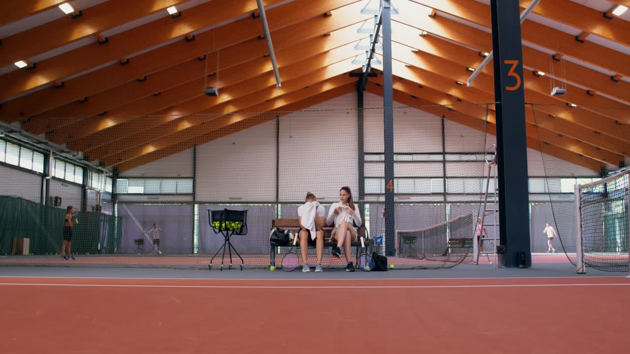 Tennisbane indendørs