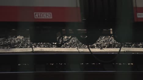 Tren-Sobre-Rieles,-4k-Uhd-Slowmo