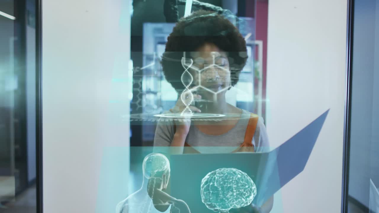 animación de una cadena de adn girando sobre una mujer de negocios afroamericana que usa un teléfono inteligente en la oficina