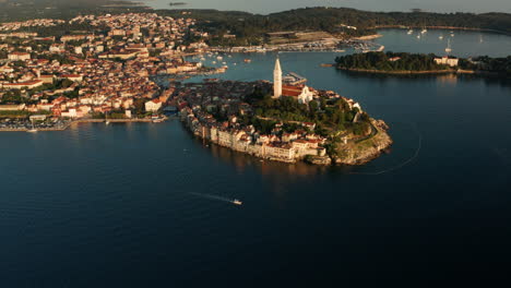 vista panorámica aérea de la ciudad costera de rovinj con barco navegando en el mar adriático en istria, croacia