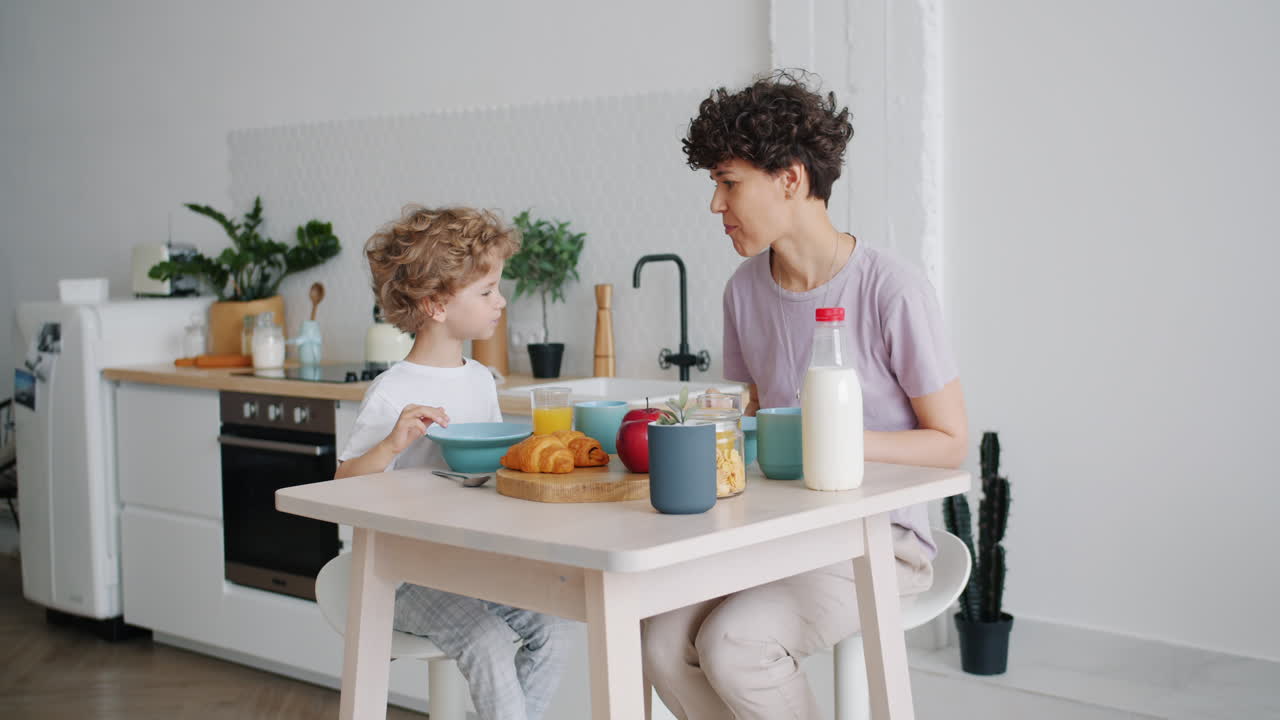 madre e hijo disfrutando del desayuno juntos