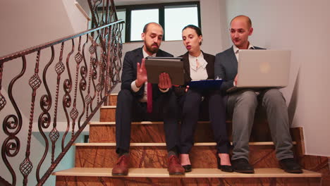 socios empresariales planificación proyecto financiero sentado en la escalera