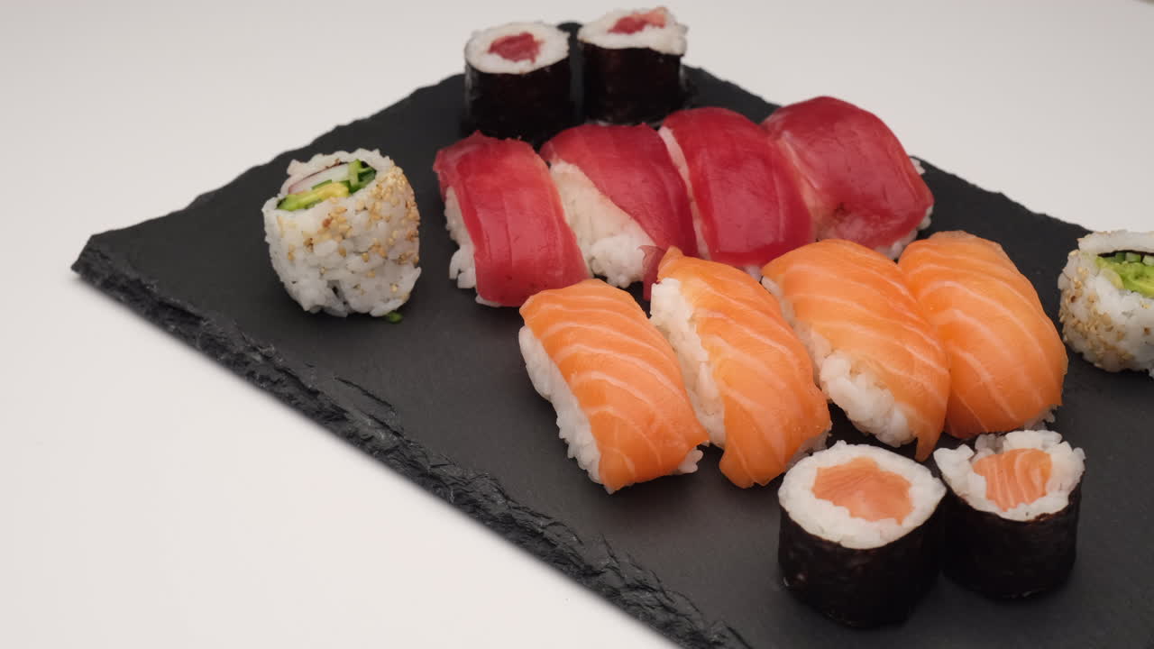 Nigiri sushi laks, tun, hosomaki og uramaki
