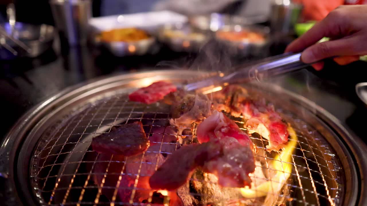 한국 bbq 그릴에서 고기 김