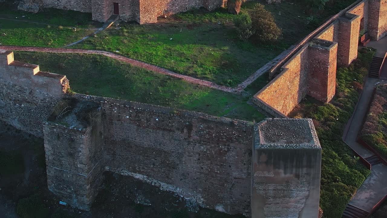 Visita a Malaga, in Spagna, alla scoperta delle antiche rovine del castello e delle mura