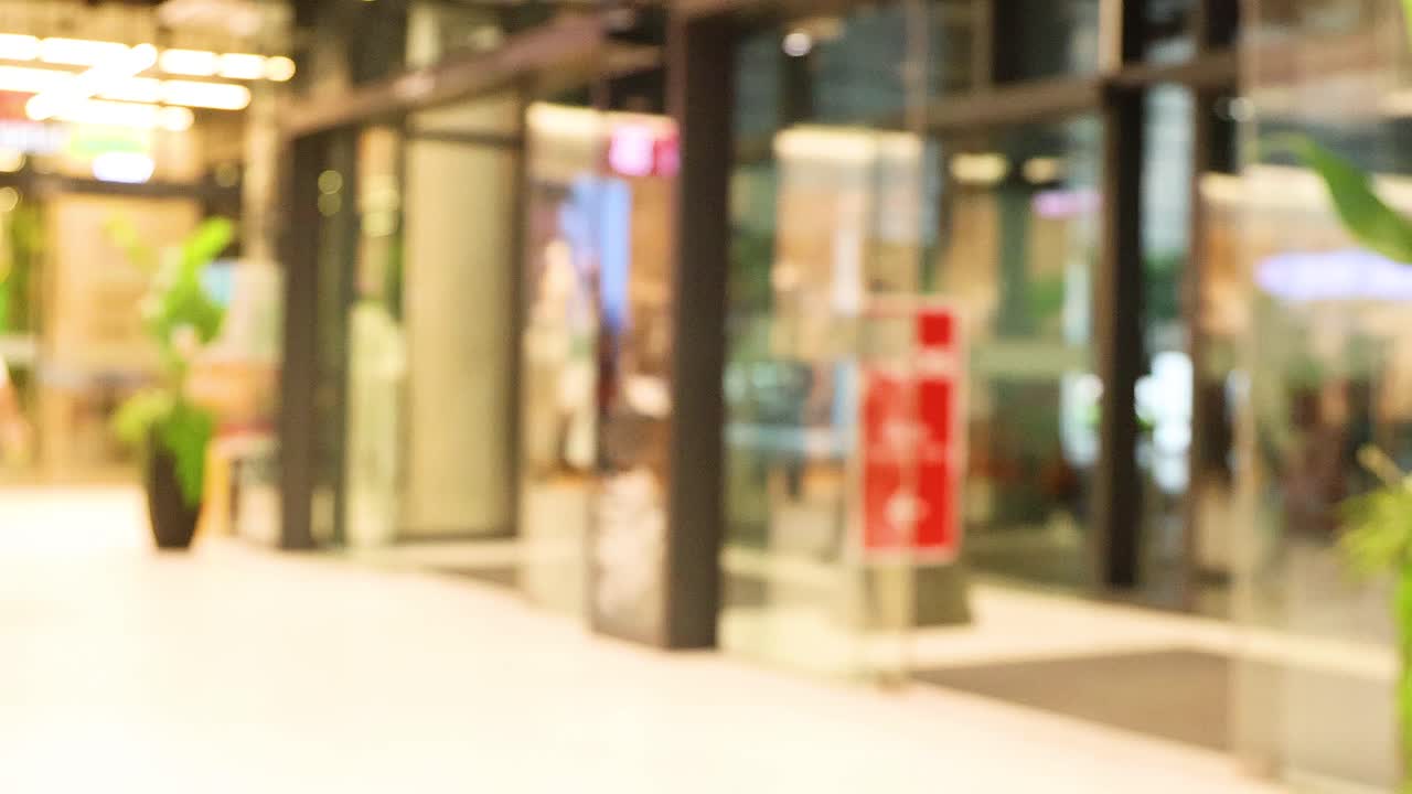 비는 쇼핑몰 입구 에서 는 사람 들