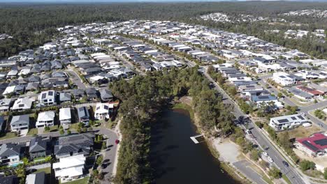 Vista-Aérea-De-Un-Denso-Suburbio-Residencial-Australiano-Que-Muestra-Parte-De-Un-Lago-Artificial